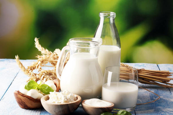 Os emulsivos e os estabilizadores do aditivo de alimento DMG95 impedem a estratificação possível no leite